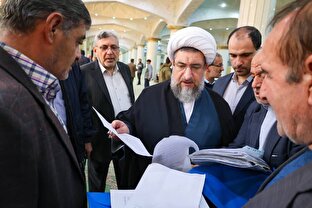 بازدید حجت الاسلام والمسلمین مطهری اصل از میز خدمت مصلی تبریز+ تصاویر