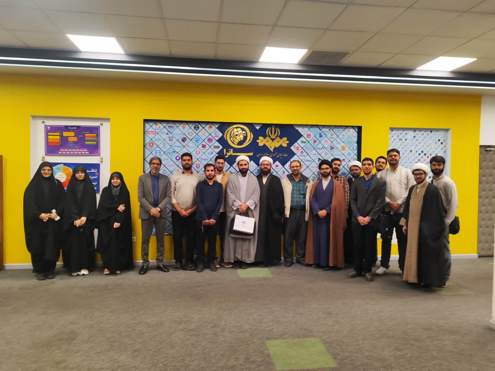بازدید دانشجویان رشته‌‌های «علوم ارتباطات اجتماعی» و «دین و رسانه» از بازدید از مرکز نظارت و ساترا