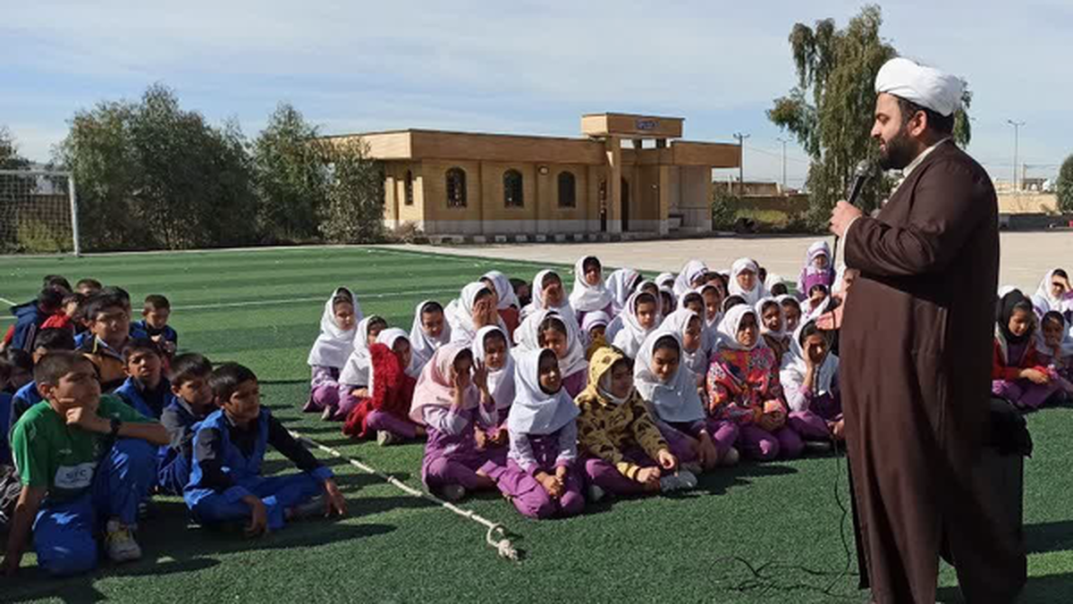 طلبه جوانی که مسجد را برای بچه‌ها دوست‌داشتنی کرد