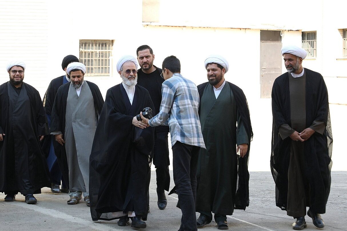 حضور آیت‌الله اعرافی در جمع صمیمی اساتید و طلاب مدرسه فاطمی قم + عکس