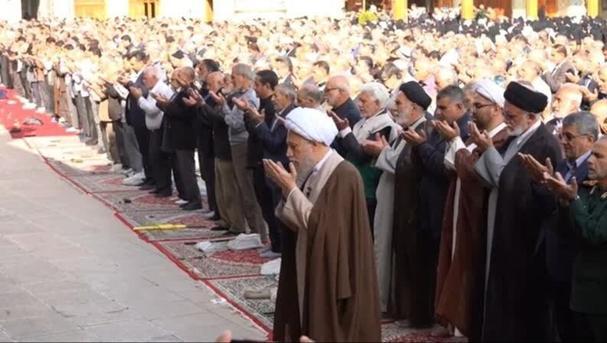 نماز طلب باران در حرم مطهر شاهچراغ اقامه شد