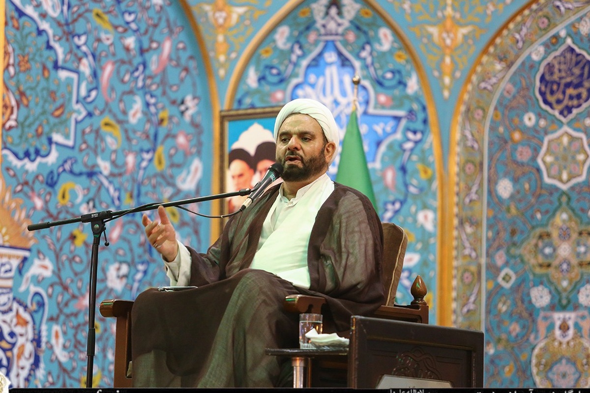 بی‌حجابی به تدریج انسان را از مسیر فطرت دور می‌کند
