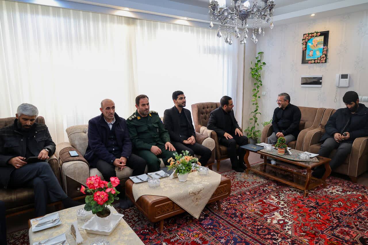 دیدار با خانواده‌های شهدا در هفته بسیج+ تصاویر