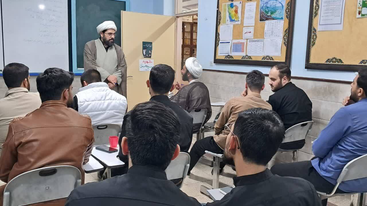 دوره «مثل خمینی» در قم برگزار شد / تمرکز بر ضرورت تشکیلات‌گرایی طلاب در دهه جدید انقلاب