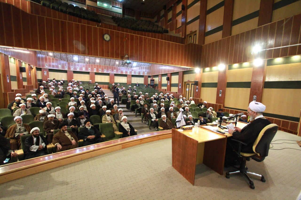 دیدار صمیمانه مجمع نمایندگان طلاب با آیت الله اعرافی + عکس دیدار صمیمانه مجمع نمایندگان طلاب با آیت الله اعرافی + عکس