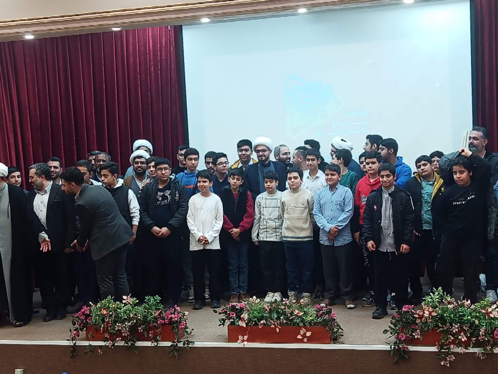 نوجوانان میتوانند با یک گوشی ساده جهان را مخاطب قرار دهند نوجوانان میتوانند با یک گوشی ساده جهان را مخاطب قرار دهند