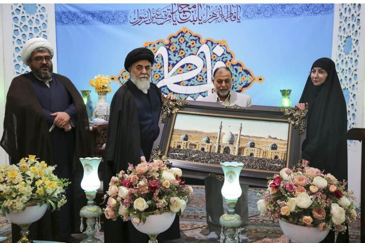 تجلیل تولیت مسجد مقدس جمکران از همسر اسیر هزار روزه به پاس صبر و مادری فداکارانه
