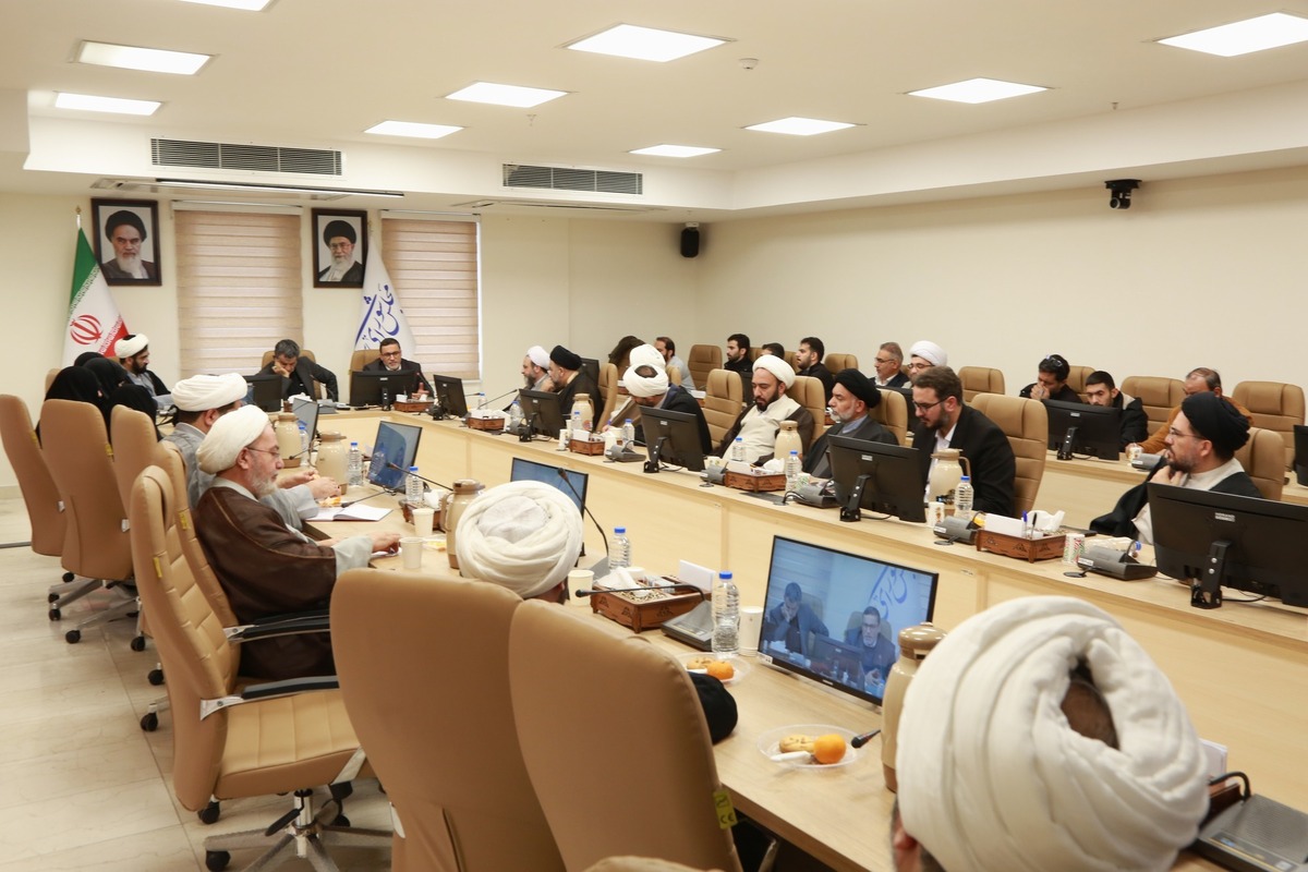 گزارش نشست راهبردی «تحلیل انتقادی مبانی تنظیم‌گری هوش مصنوعی در اتحادیه اروپا و ایالات متحده آمریکا از منظر دینی»