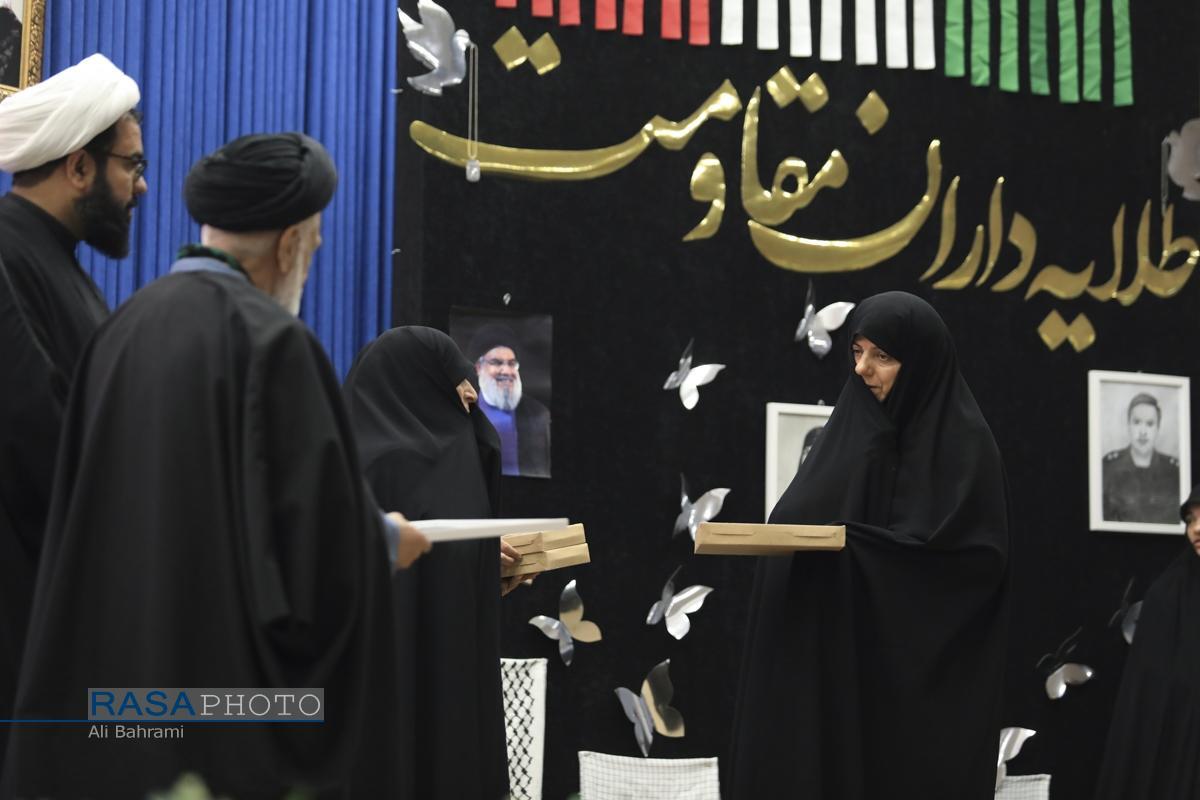 گزارش همایش «طلایه‌داران مقاومت» در جامعةالزهرا////// منتظر عکس