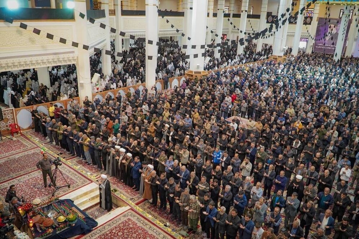 اقامه نماز با شکوه عید سعید فطر در سومین حرم اهل بیت
