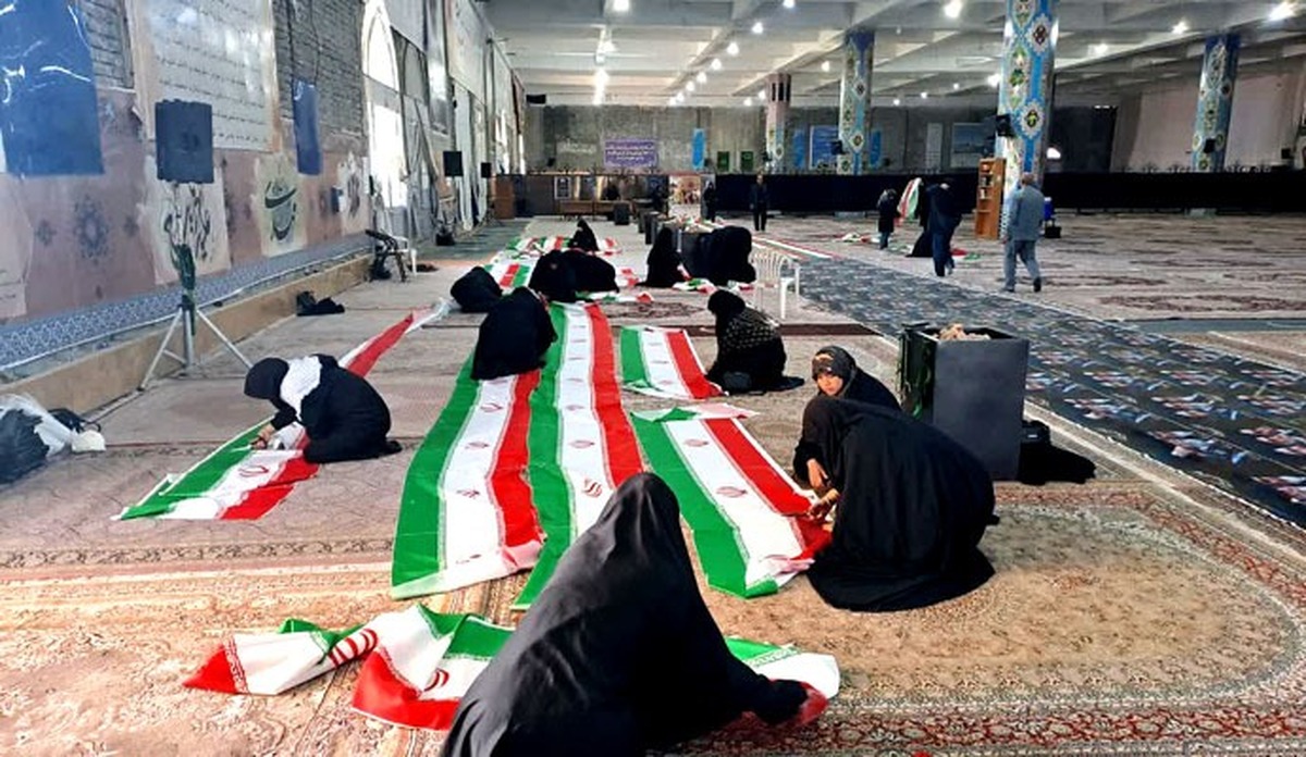 دوخت ۲۰ هزار پرچم جمهوری اسلامی ایران در کاشان + عکس