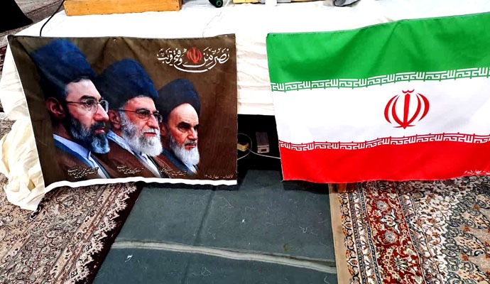 دوخت ۲۰ هزار پرچم جمهوری اسلامی ایران در کاشان + عکس