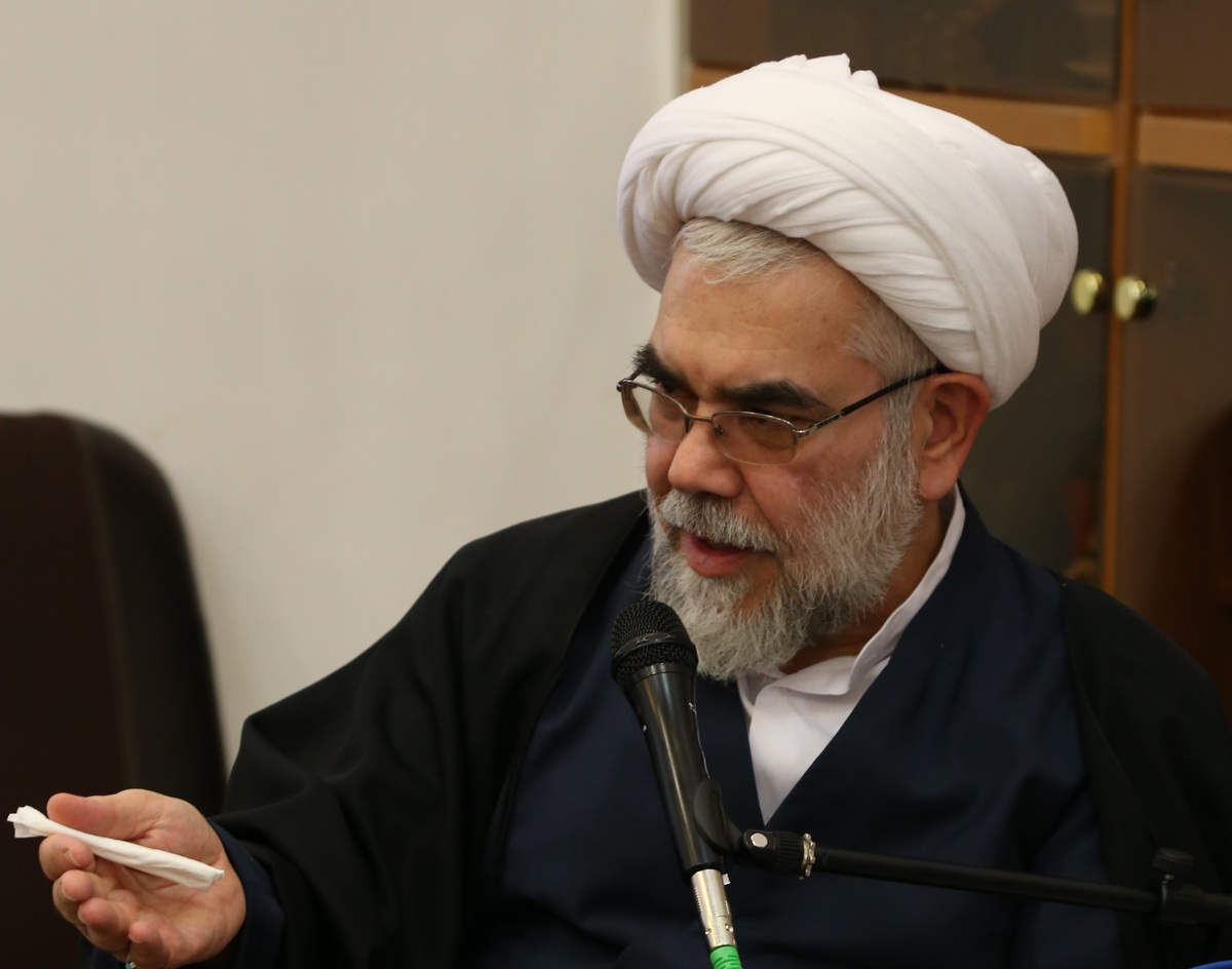 حضور مردم در خیابان‌ها عبادت بدون جایگزین است