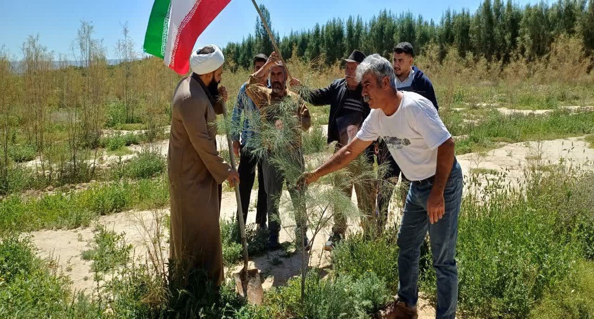 غرس ۷۵ نهال امید به یاد ۷۵ شهید جنگ تحمیلی در کاشان