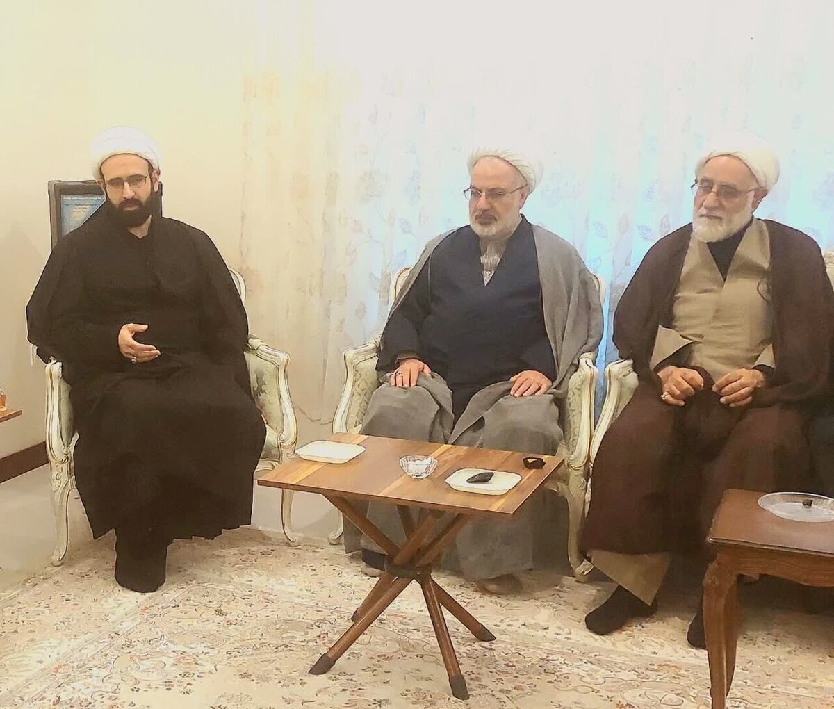 دیدار نمایندگان آیت‌الله اعرافی با خانواده شهید دکتر لاریجانی