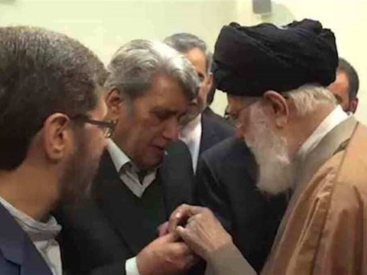 انگشتری که از دست رهبر انقلاب به انگشت یک گوینده نشست