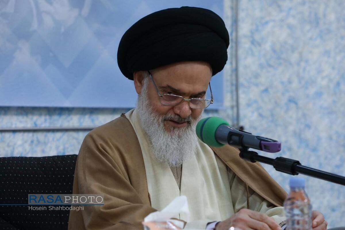 روحانیون در میدان دفاع از میهن اسلامی حضور داشته باشند