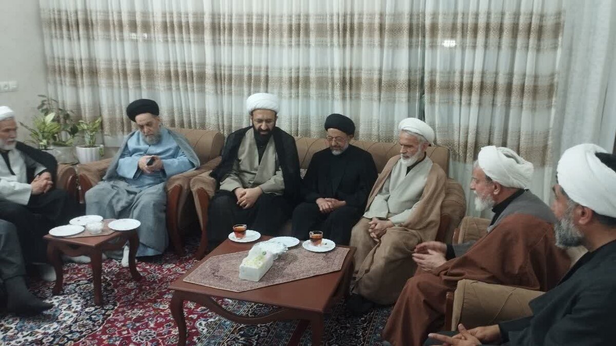 تقدیر از مدارس و مواکب فعال حوزوی کاشان و حضور در منزل خانواده شهید شکاری‌پور