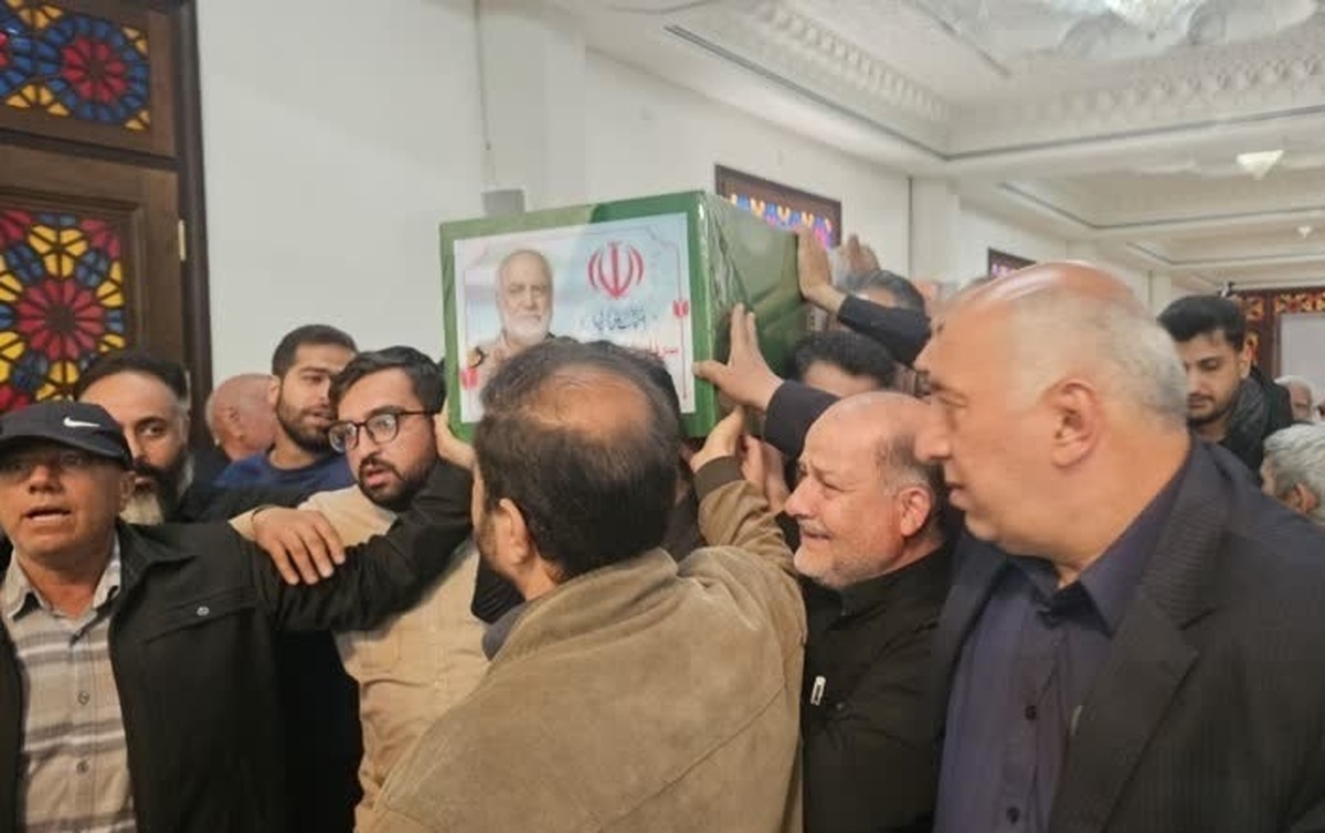 مراسم وداع با پیکر مطهر سردار شهید خادمی در حرم شاهچراغ برگزار شد+فیلم