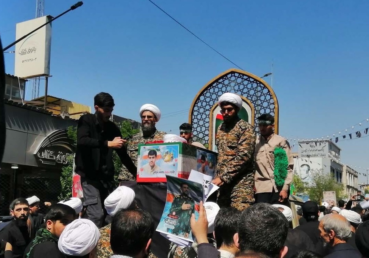 وداع باشکوه قمی ها با پیکر مطهر طلبه بسیجی شهید «محمد توکلی» + فیلم