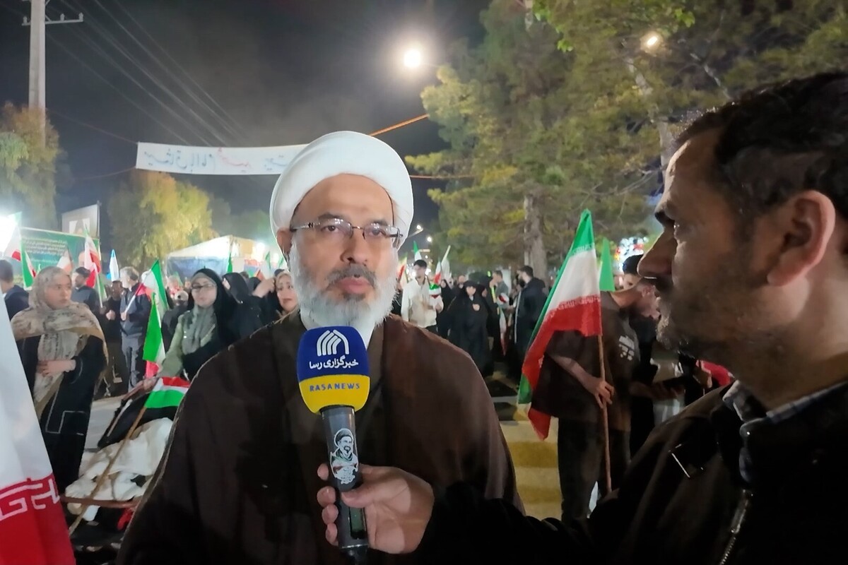 رویکرد و وظایف حوزه‌های علمیه در گام‌های نوین انقلاب/تجلی پیوند مردم و روحانیت در میدان