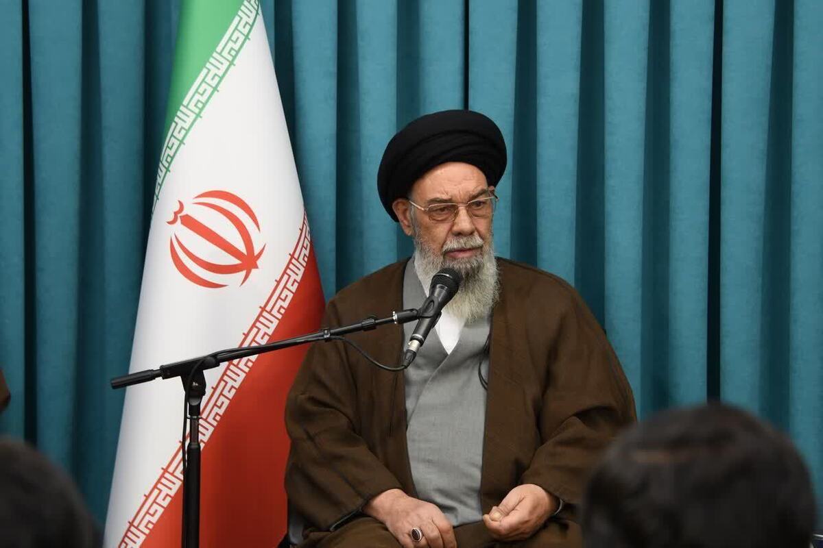 مردم تا پیروزی نهایی میدان را رها نکنند