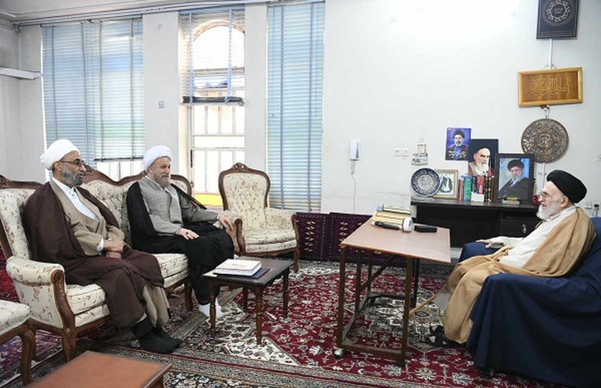 تقدیم پیام تشکر رهبر انقلاب به آیت الله سید علی محمد دستغیب