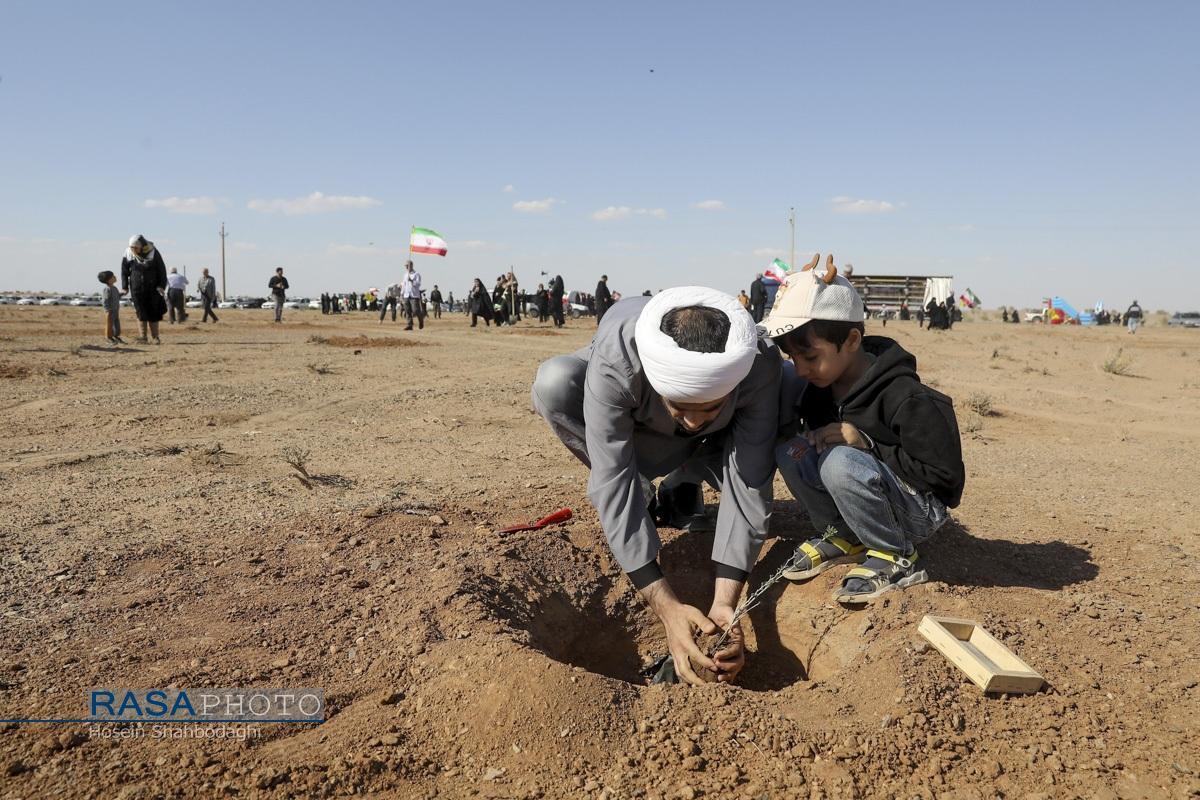 نون و نمک طلبه‌ها با خاک، میوه‌ی مقاومت می‌دهد