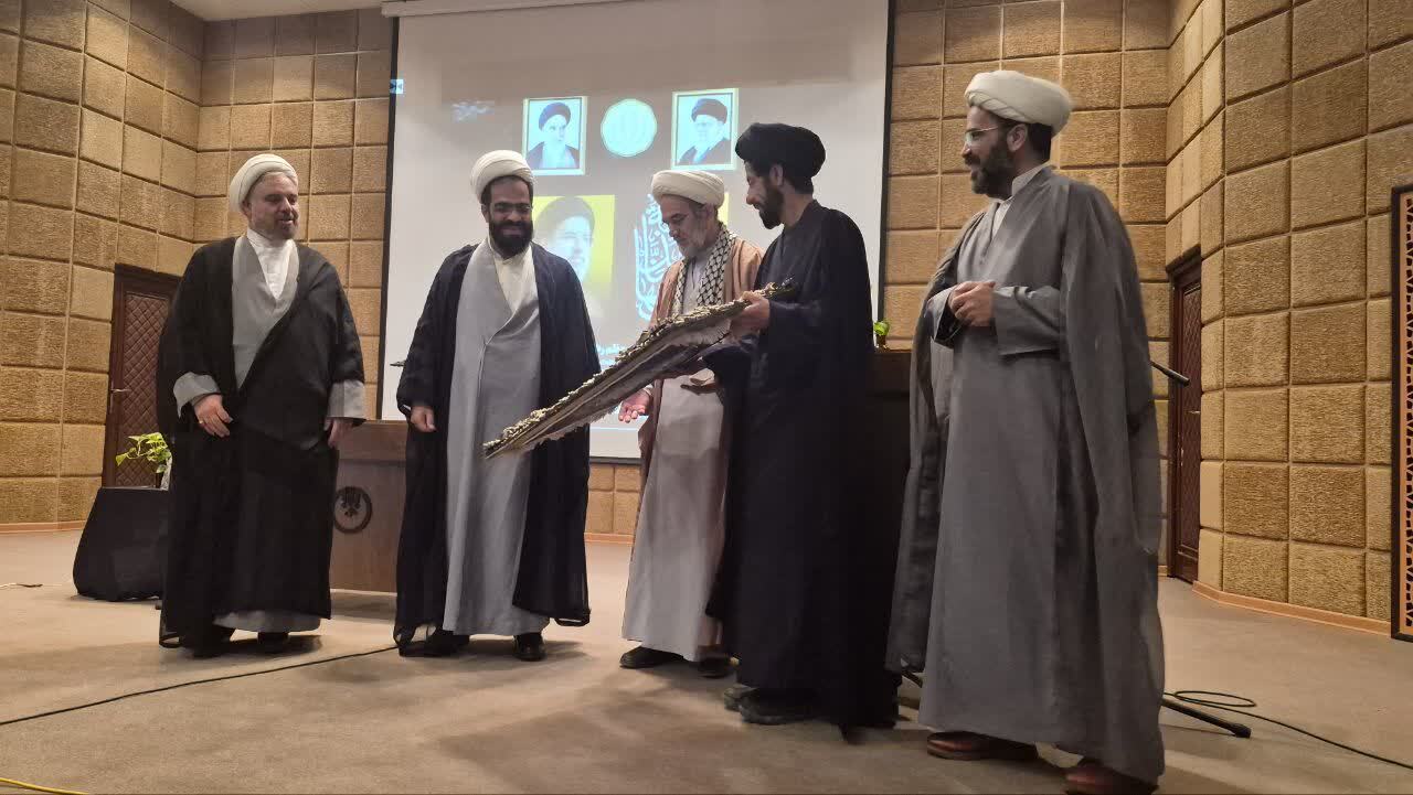 پرچمداری مبلغان در اجتماعات مردمی جنگ تحمیلی سوم