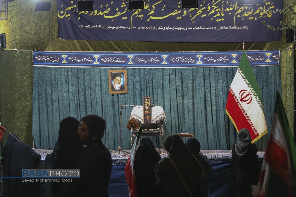 وقتی سفره نوروز میزبان تصاویر شهدا و جشن نابودی اسرائیل است