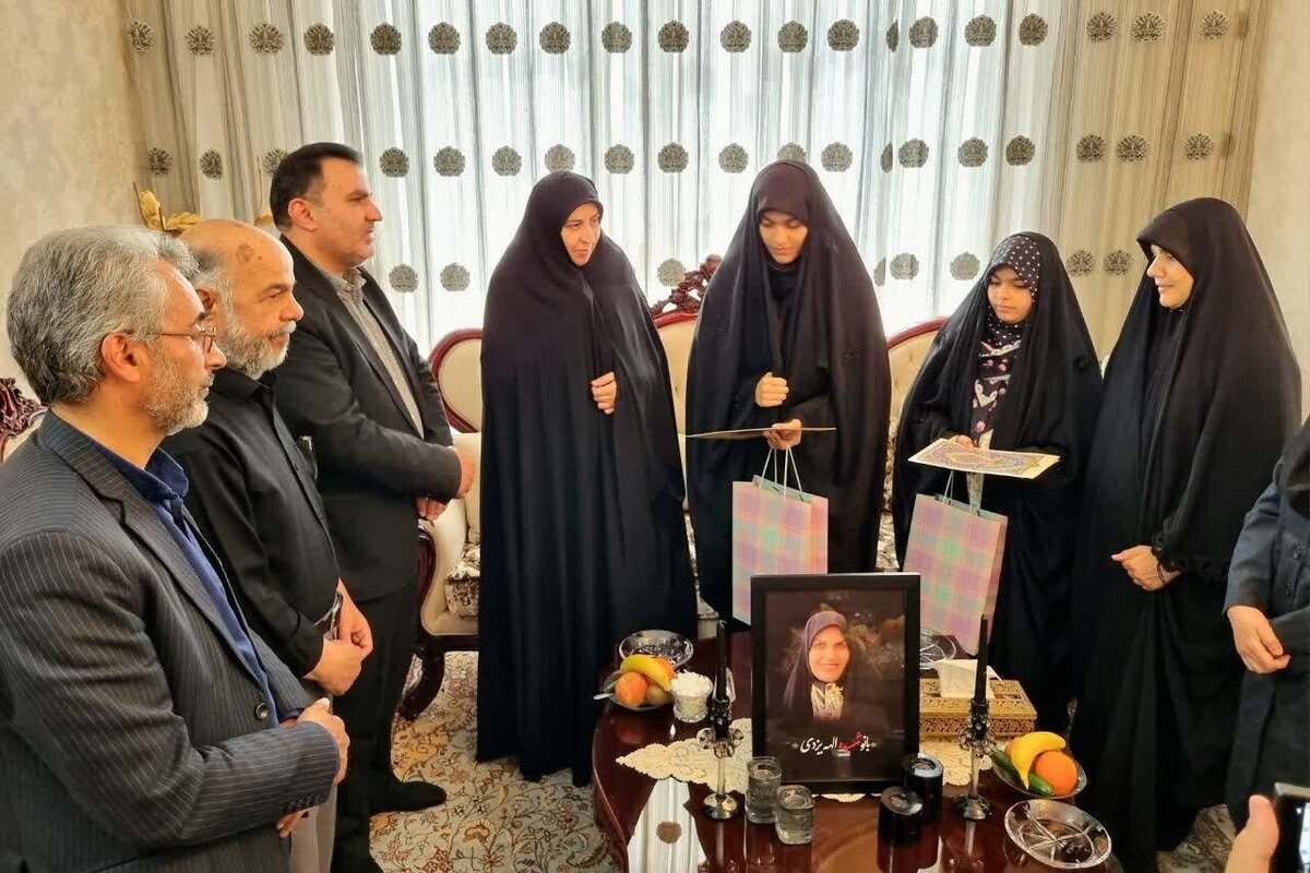 دیدار فرماندار کاشان با دختران شهیده الهه یزدی در روز دختر