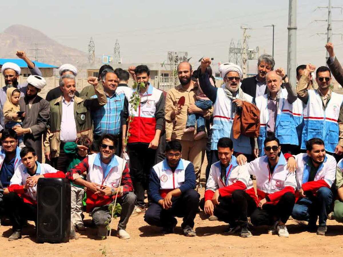 «نهال امید» در قم؛ مشارکت خانه طلاب جوان و هلال احمر در طرح زیست‌محیطی