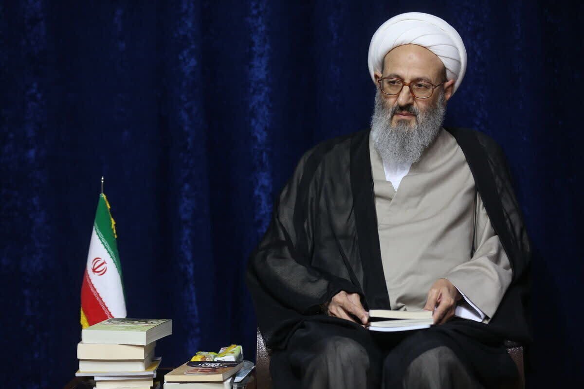 در برابر بصیرت، بیداری و حضور فداکارانه مردم سر تعظیم فرود می‌آورم