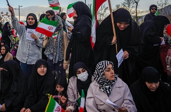 گردهمایی بزرگ مادران و کودکان شیرازی در حمایت از مدافعان وطن