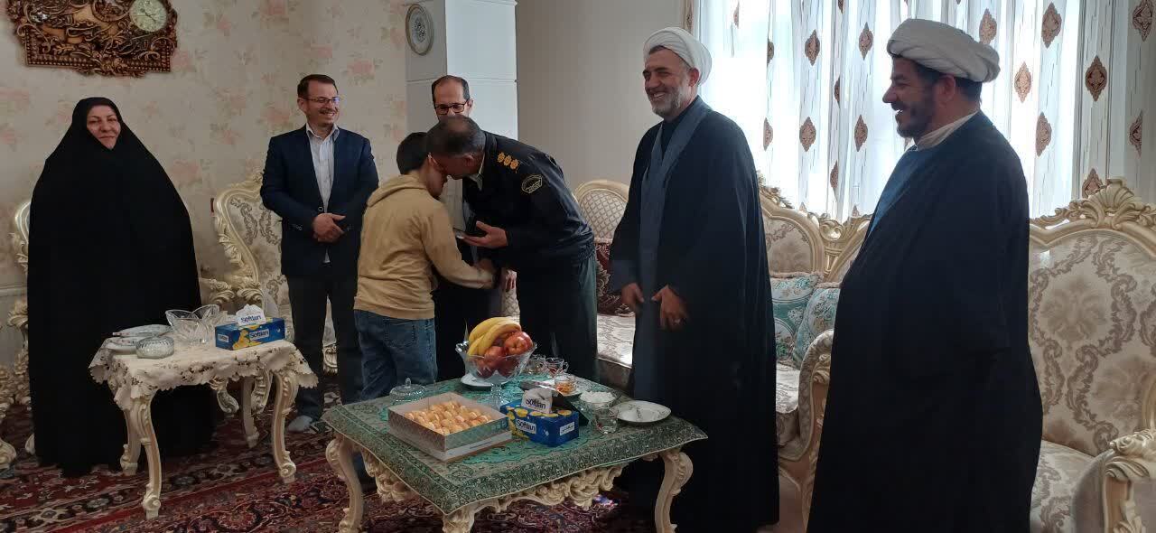 دیدار فرمانده انتظامی بناب با خانواده شهدا+ تصاویر دیدار فرمانده انتظامی بناب با خانواده شهدا+ تصاویر