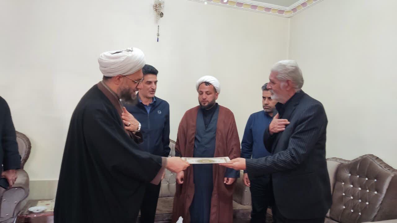تکریم خانواده شهید «احسان غمی تازه‌کندی» توسط امام جمعه اهر+ تصاویر