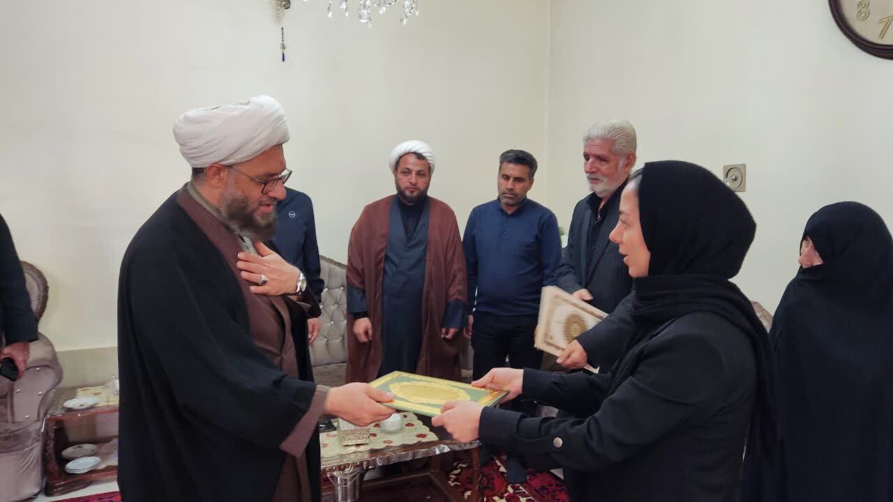 تکریم خانواده شهید «احسان غمی تازه‌کندی» توسط امام جمعه اهر+ تصاویر