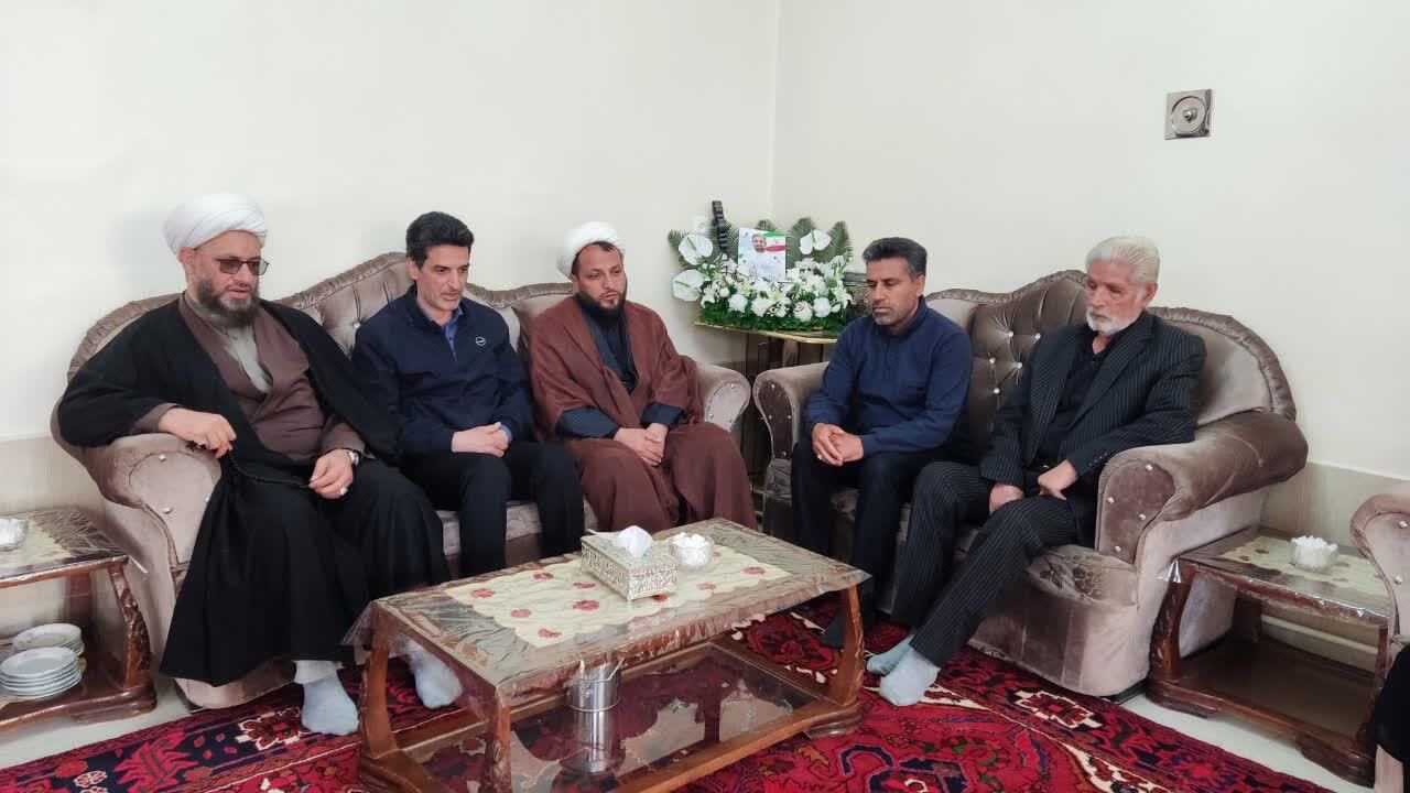 تکریم خانواده شهید «احسان غمی تازه‌کندی» توسط امام جمعه اهر+ تصاویر