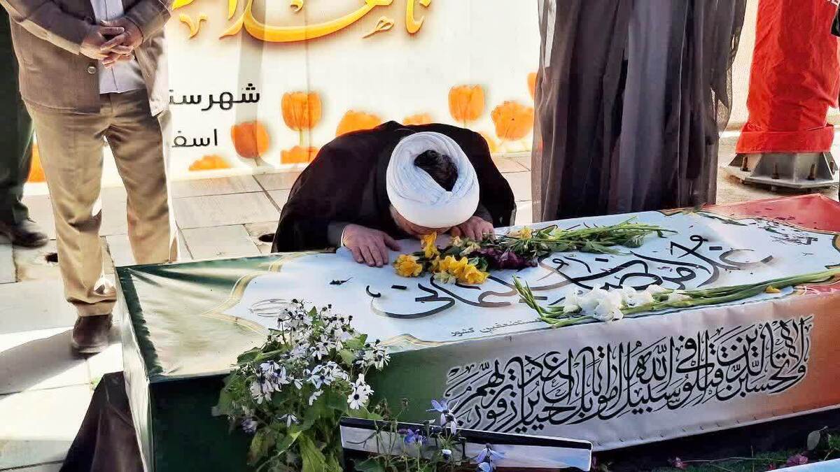 حضور مسئول سازمان بسیج اساتید، طلاب و روحانیون کشور بر مزار شهید سلیمانی در فارسان