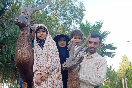 این دختر شهید ۶۰ روز است که خیابان را خالی نگذاشته!