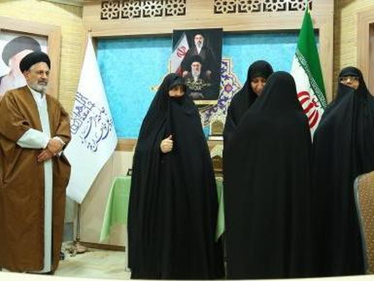 اساتید برگزیده جهادگر و خانواده اساتید شهید جامعه الزهرا تجلیل شدند