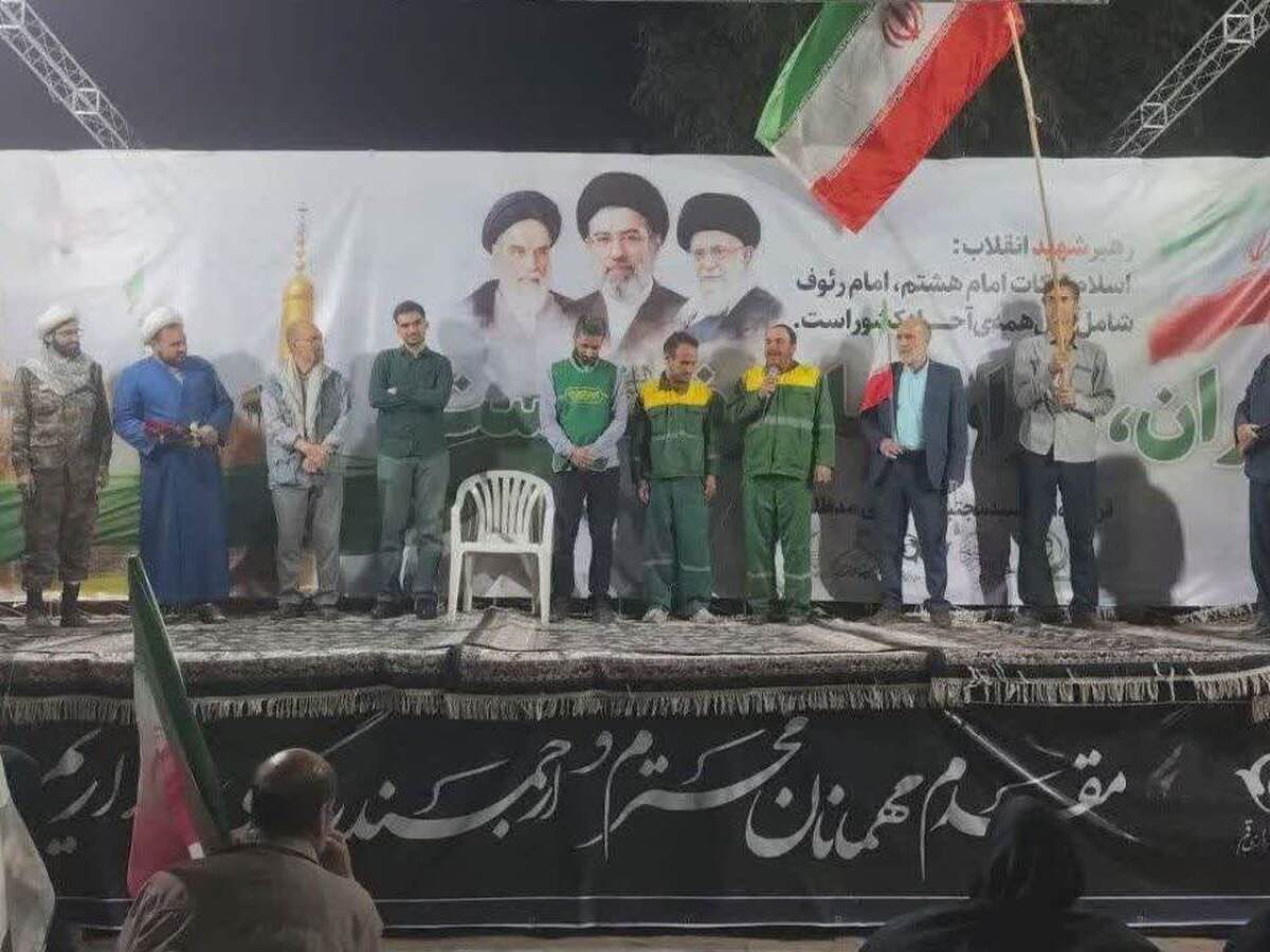تقدیر از معلمان و پاکبان‌های قمی در تجمع شبانه میدان مفید