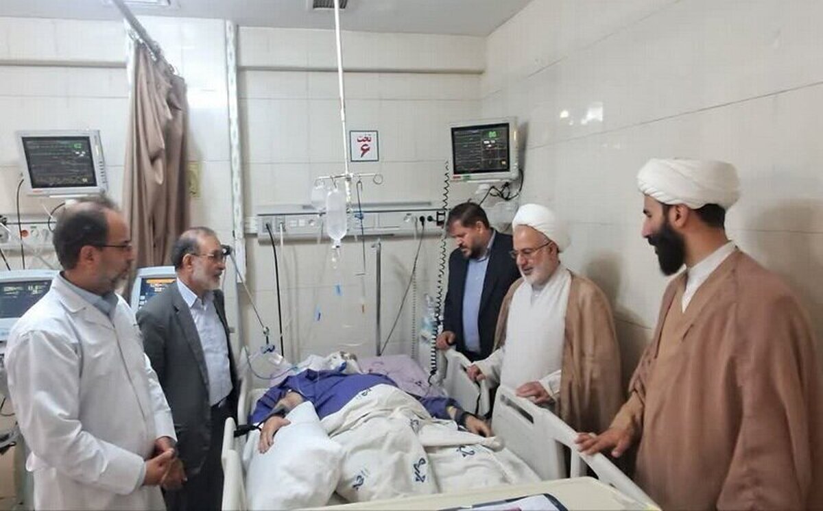 عیادت نمایندگان آیت‌الله اعرافی از استاد حوزه علمیه قم