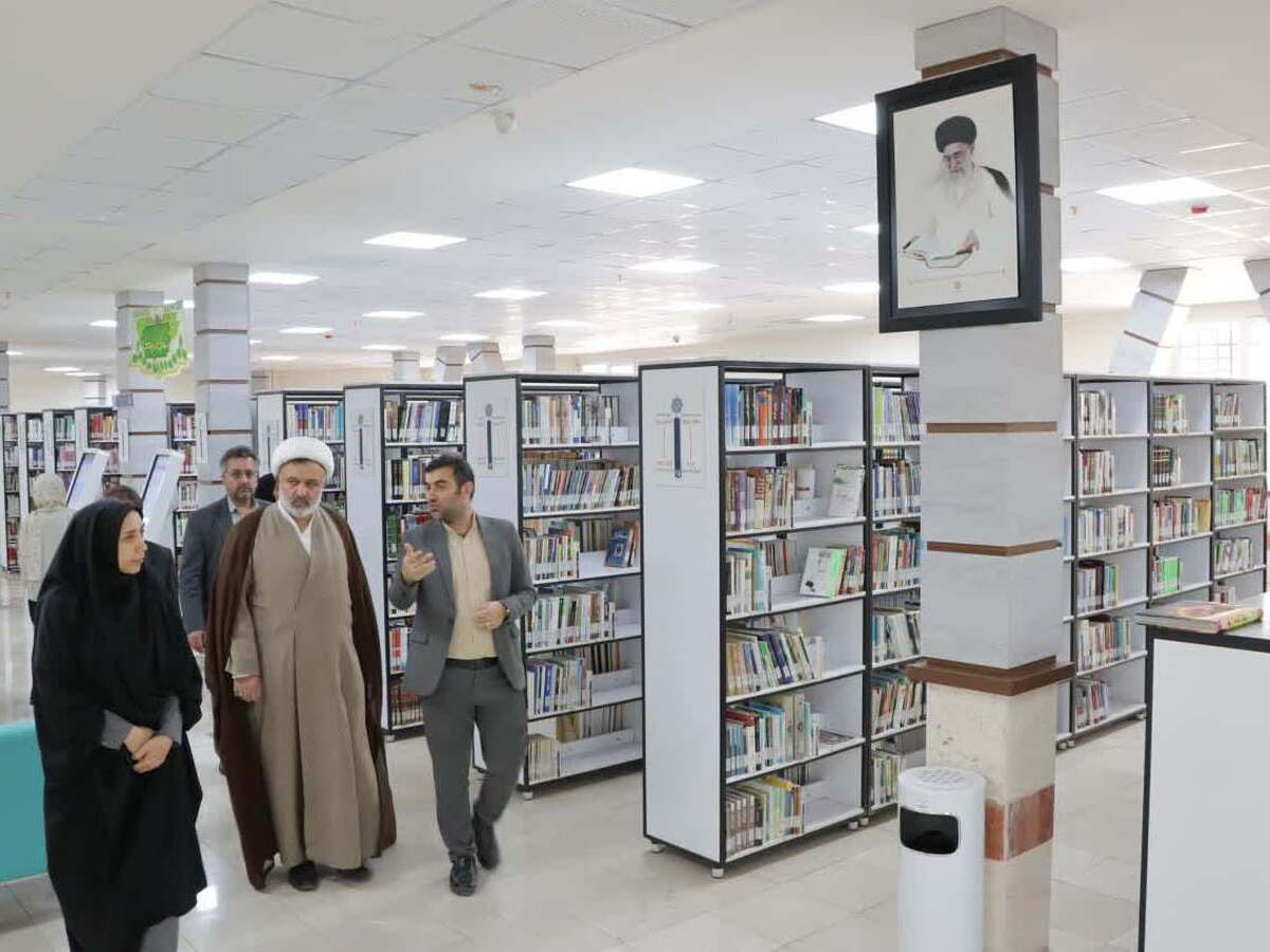 بازدید مدیرکل مرکز خدمات حوزه قم از کتابخانه مرکزی قم