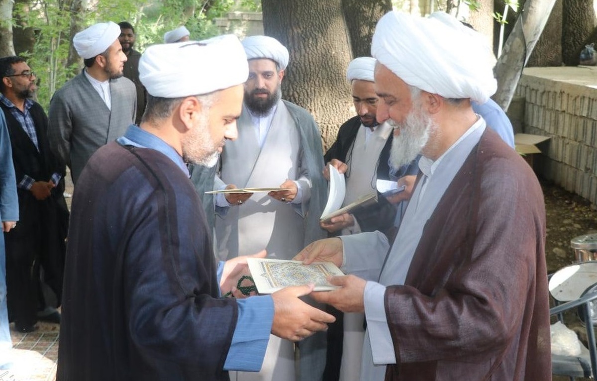 تجلیل از اساتید مدرسه علمیه منصوریه شیراز