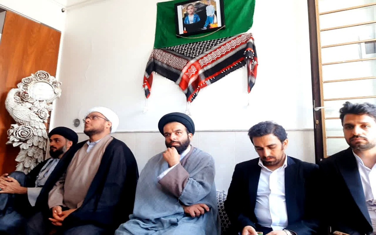 دیدار مدیر حوزه علمیه کاشان با خانواده دانش‌آموز شهید آرمین زمانی