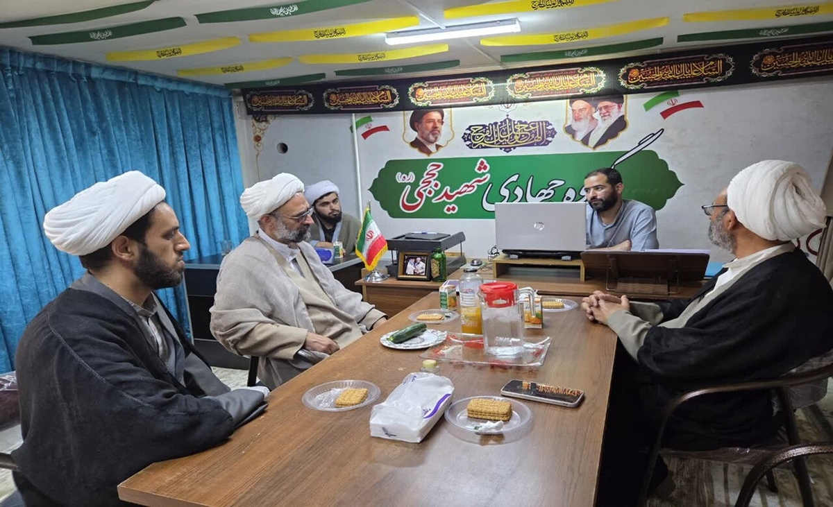 بازدید مسئولان مدرسه علمیه آیت‌الله مدنی کاشانی از دفتر گروه جهادی شهید حججی