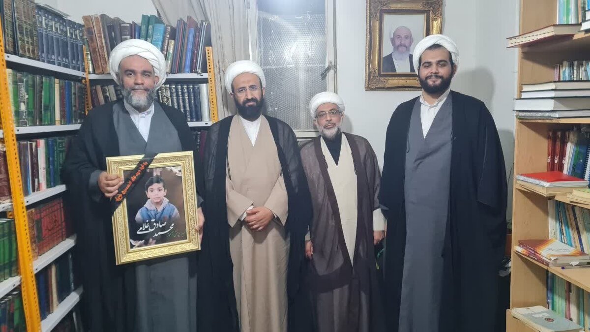 دیدار معاون امور طلاب و دانش آموختگان حوزه‌ با خانواده شهید دانش‌آموز میناب