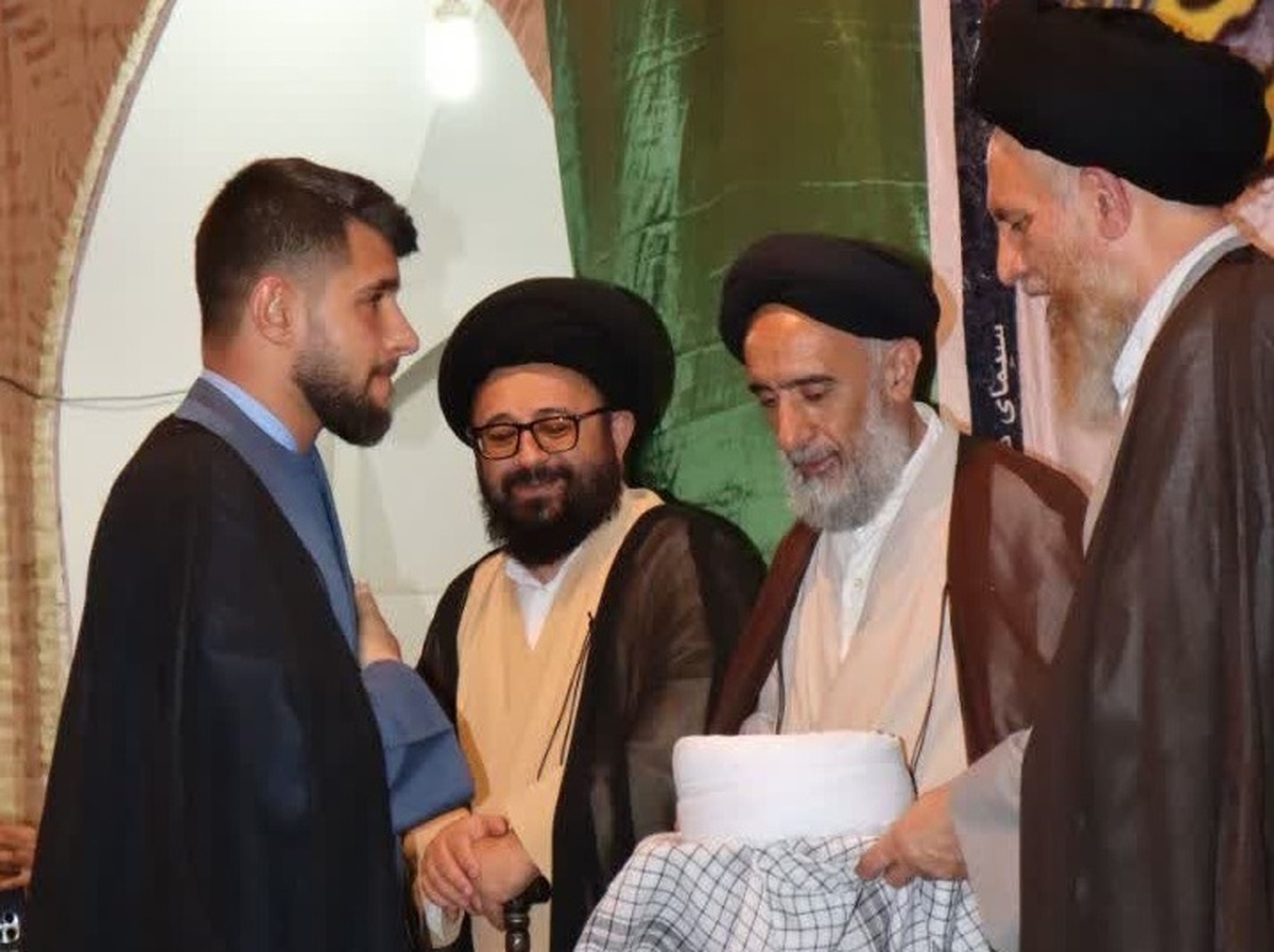 مراسم عمامه‌گذاری جمعی از طلاب مدرسه علمیه امام صادق داراب برگزار شد