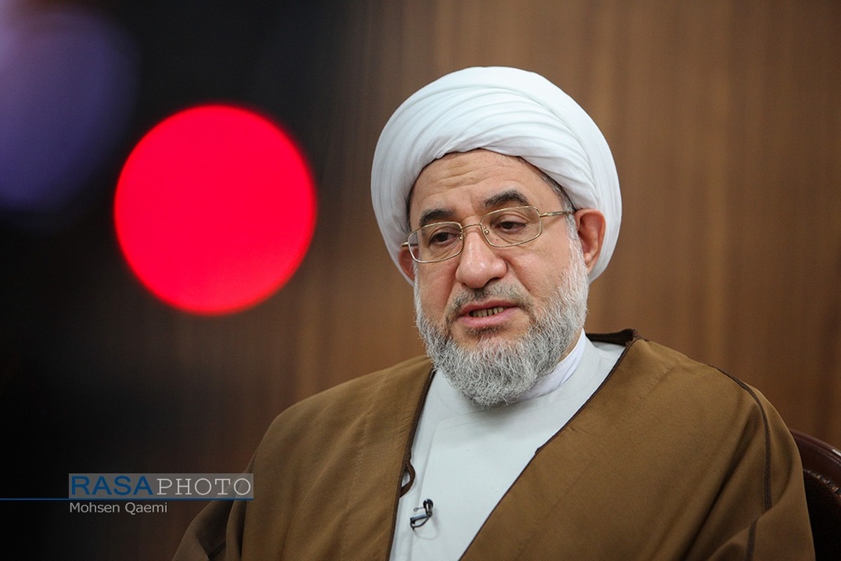 اطاعت از آیت‌الله خامنه‌ای را به عنوان ولی‌امر شرعی بر خود واجب می دانیم
